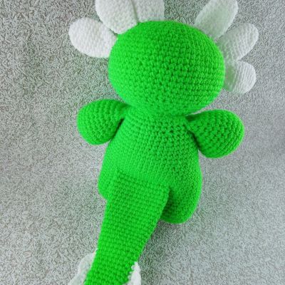 Вязаная игрушка Аксолотик на ножках зеленого цвета, 28×19 см (с хвостом 18 см)  — фото 4