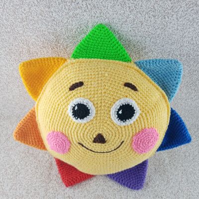 Вязаная игрушка-подушка Солнышко с лучами цвета радуги, 32×32 см — фото 2