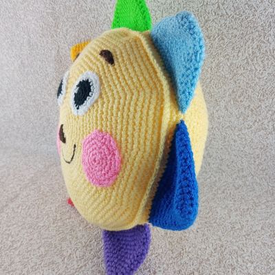 Вязаная игрушка-подушка Солнышко с лучами цвета радуги, 32×32 см — фото 4