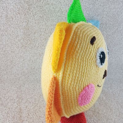 Вязаная игрушка-подушка Солнышко с лучами цвета радуги, 32×32 см — фото 5