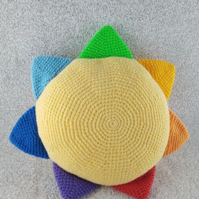 Вязаная игрушка-подушка Солнышко с лучами цвета радуги, 32×32 см — фото 6