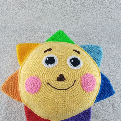 Вязаная игрушка-подушка Солнышко с лучами цвета радуги, 32×32 см — фото 3
