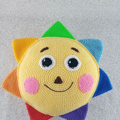 Вязаная игрушка-подушка Солнышко с лучами цвета радуги, 32×32 см — фото 1