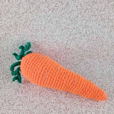 Вязаная игрушка-овощ Морковь, 20 см — фото 2