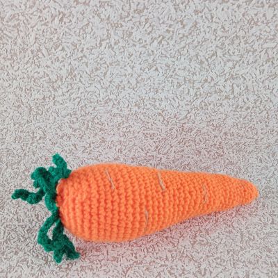 Вязаная игрушка-овощ Морковь, 20 см — фото 3