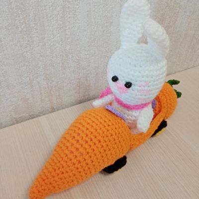Вязаная игрушка Зайчик на морковкомобиле, 19×8 см (машина 32×9 см ) — фото 2