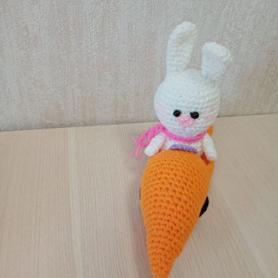 Вязаная игрушка Зайчик на морковкомобиле, 19×8 см (машина 32×9 см ) — фото 4