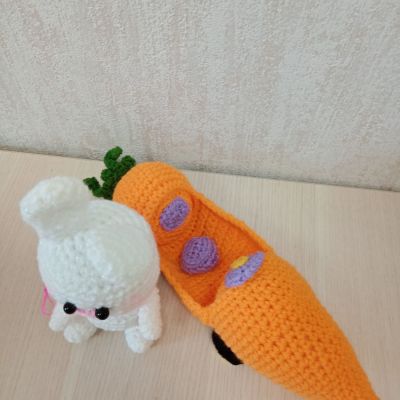 Вязаная игрушка Зайчик на морковкомобиле, 19×8 см (машина 32×9 см ) — фото 6