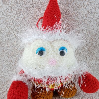 Вязаная игрушка на елку Дед Мороз, 21 см — фото 1
