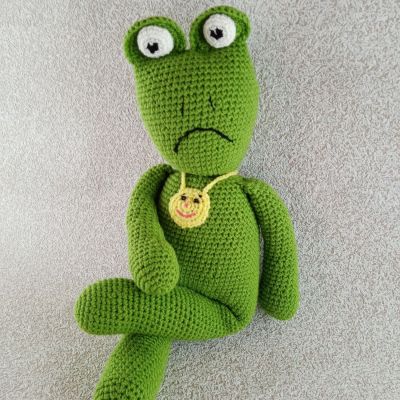 Вязаная игрушка Лягушка-зеленушка, 47 см  — фото 1