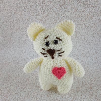 Вязаная игрушка-валентинка Котик с сердечком, 16 см — фото 1