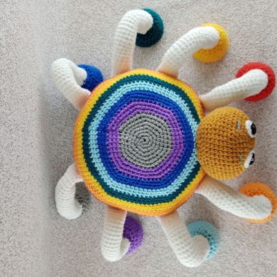 Вязаная игрушка Паучок с лапками-погремушками, 33×33 см — фото 5