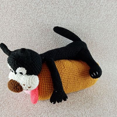 Вязаная игрушка Жадный кот — любитель колбасы, 38×25 см — фото 1