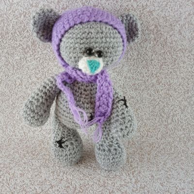 Вязаная игрушка Мишка Тедди в шапочке и шарфике, 23 см — фото 1