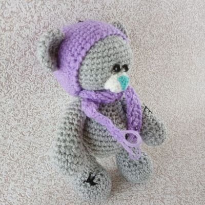 Вязаная игрушка Мишка Тедди в шапочке и шарфике, 23 см — фото 2