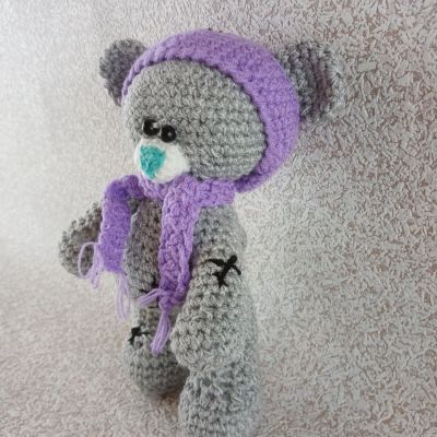 Вязаная игрушка Мишка Тедди в шапочке и шарфике, 23 см — фото 3