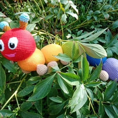 Вязаная игрушка Радужная гусеница, длина 62 см — фото 6