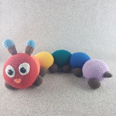 Вязаная игрушка Радужная гусеница, 70×15 см — фото 1
