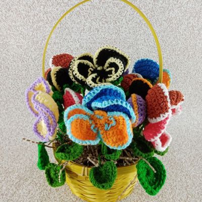 Поздравительная корзинка с вязаными цветами анютины глазки, 23×25 см — фото 1