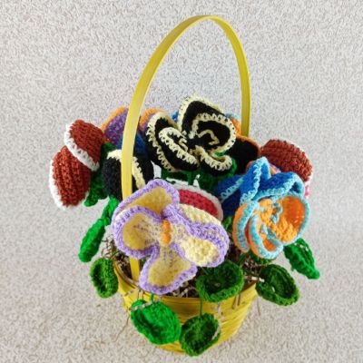 Поздравительная корзинка с вязаными цветами анютины глазки, 23×25 см — фото 6