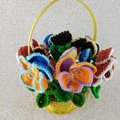 Поздравительная корзинка с вязаными цветами анютины глазки, 23×25 см — фото 2