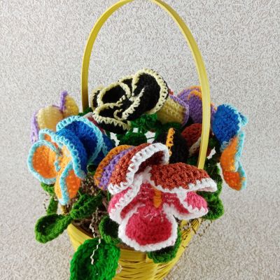 Поздравительная корзинка с вязаными цветами анютины глазки, 23×25 см — фото 5
