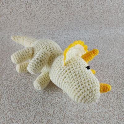 Вязаная игрушка Динозавр трицератопс, 34×13 см — фото 6