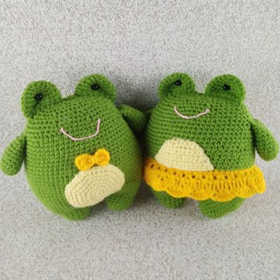 Вязаные игрушки Подружка-лягушка со своим другом, 24 см — фото 1