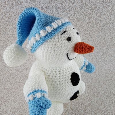 Вязаная игрушка Весёлый Снеговик, 26×20 см — фото 4
