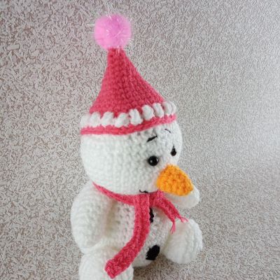 Вязаная игрушка Малышок-снеговичок, 25×15 см — фото 3