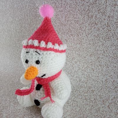 Вязаная игрушка Малышок-снеговичок, 25×15 см — фото 4