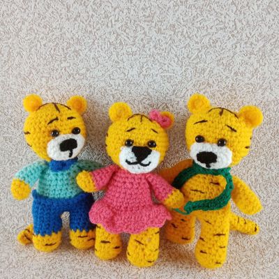 Вязаные игрушки Тигряшки-тройняшки-обаяшки, 18 см — фото 1