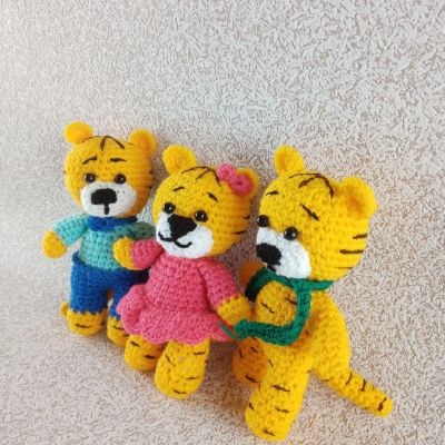 Вязаные игрушки Тигряшки-тройняшки-обаяшки, 18 см — фото 2