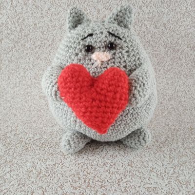 Вязаная игрушка Серенький котик, 20×16 см — фото 1