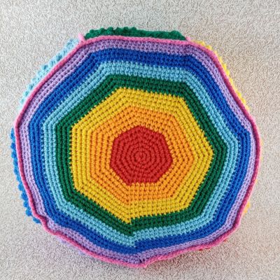 Вязаная декоративная Подушка-радуга-сердечки, 38×13 см — фото 5
