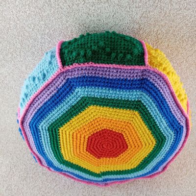 Вязаная декоративная Подушка-радуга-сердечки, 38×13 см — фото 6