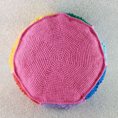 Вязаная декоративная Подушка-радуга-сердечки, 38×13 см — фото 7