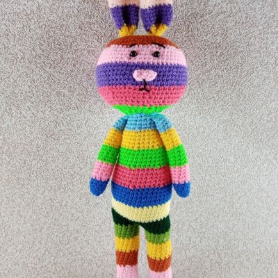 Вязаная игрушка Разноцветный Заяц, 49×14 см — фото 1
