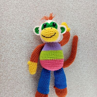 Вязаная игрушка Обезьянка-разноцветка, 35×17 см — фото 7