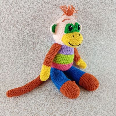 Вязаная игрушка Обезьянка-разноцветка, 35×17 см — фото 4