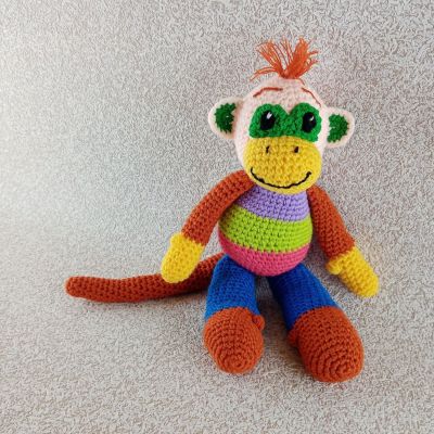 Вязаная игрушка Обезьянка-разноцветка, 35×17 см — фото 1