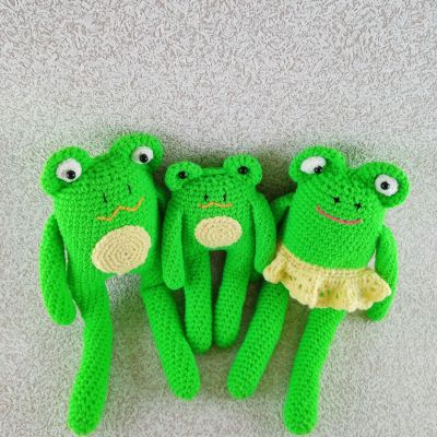 Вязаные игрушки Семейство лягушек № 1, 31×15 и 22×11см — фото 2