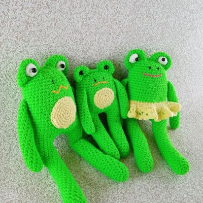 Вязаные игрушки Семейство лягушек № 1, 31×15 и 22×11см — фото 4