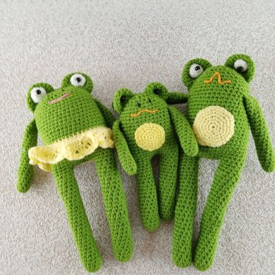 Вязаные игрушки Семейство лягушек № 2, 31×15 и 22×11см — фото 2