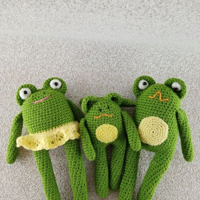 Вязаные игрушки Семейство лягушек № 2, 31×15 и 22×11см — фото 3