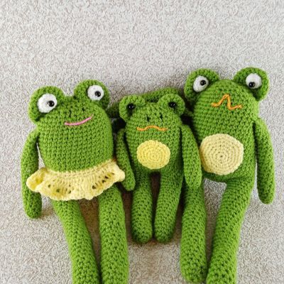 Вязаные игрушки Семейство лягушек № 2, 31×15 и 22×11см — фото 1