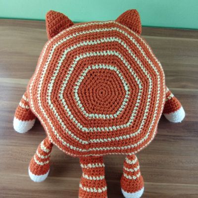 Вязаная игрушка-подушка Котик-тигрушка, 48×48 см — фото 5