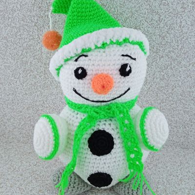 Вязаная игрушка Снеговичок в зеленом колпачке, 30×20 см — фото 1