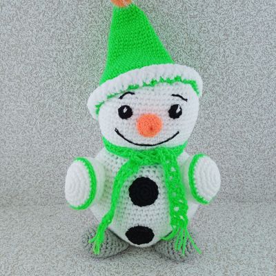 Вязаная игрушка Снеговичок в зеленом колпачке, 30×20 см — фото 2