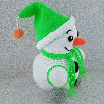 Вязаная игрушка Снеговичок в зеленом колпачке, 30×20 см — фото 4